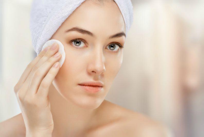 Usar Leite de Rosas para remover maquiagem pode ressecar a pele