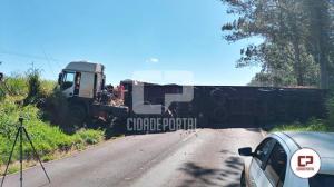 Rodovia entre Goioerê e Moreira Sales fica interditada após acidente com carreta