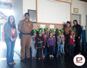 Policiais do 7 BPM so homenageados por crianas do ensino infantil pelo Dia do Soldado