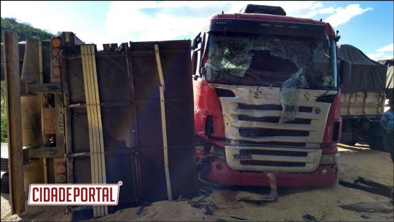 Acidente na Bahia envolveu 4 carretas da regio deixou quatro feridos e um morto, levou 12 horas para retirada do corpo
