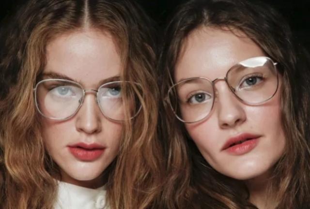 Cinco dicas de maquiagem para quem usa óculos