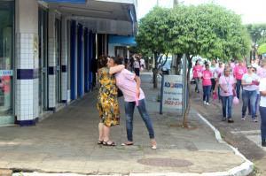 Secretaria de Sade realiza caminhada de preveno ao cncer de mama e colo de tero