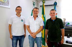 Prefeito Pedro Coelho recebe presidente da Associao de Moradores de Jaracati Thesko Lima