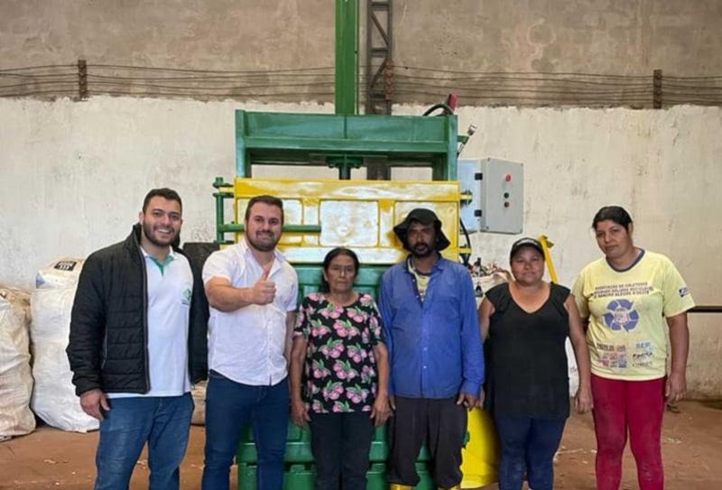 Prefeitura entrega enfardadeira para a Associação dos Coletores de Recicláveis em Rancho Alegre D'Oeste