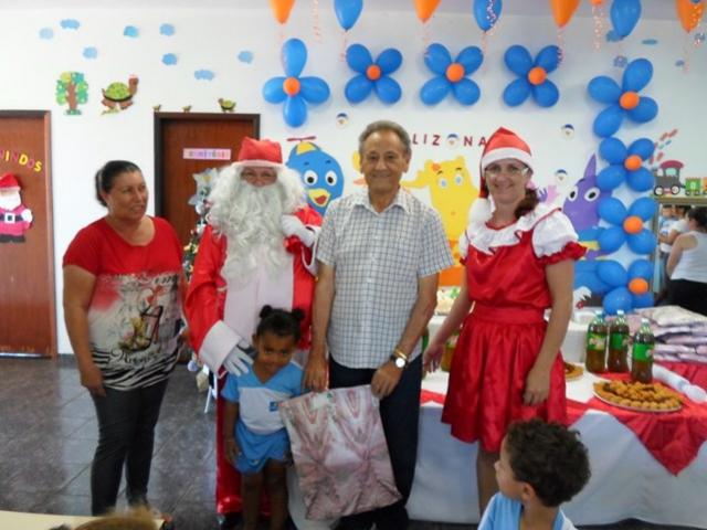 Rancho Alegre CMEI Bom Jesus comemora a chegada do Papai Noel